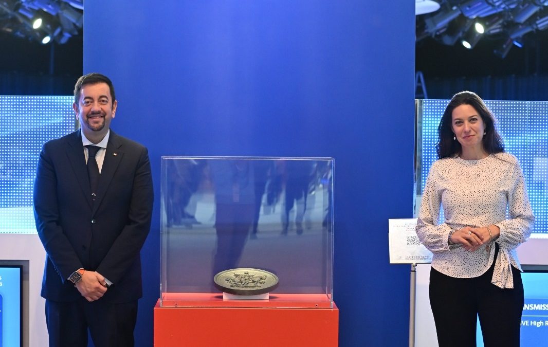 Il calco con le effigi di San Martino esposto al Parlamento Europeo